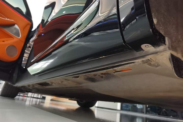 Used Hima AITO M8 2025 Extended-Range Max+ Version 53.4 kWh 5-Seater Edition Left Side Sill