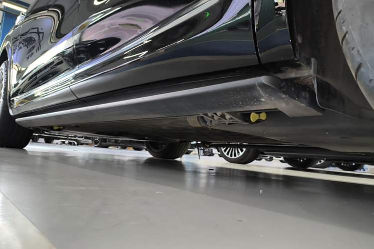 Used Hima AITO M8 2025 Extended-Range Max+ Version 53.4 kWh 5-Seater Edition Left Side Sill