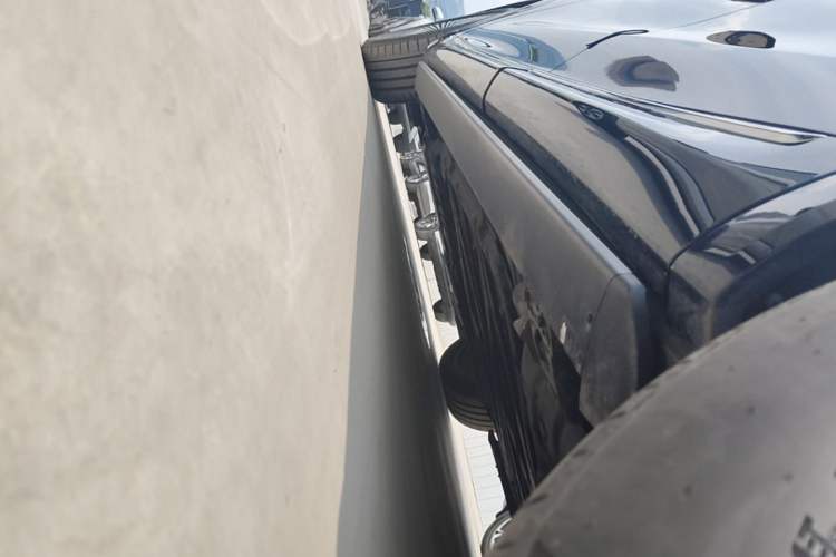 Used Hima AITO M8 2025 Extended-Range Max Version 37 kWh 5-Seater Left Side Sill