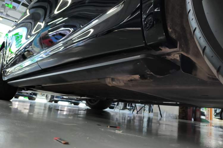 Used Hima AITO M8 2025 Extended-Range Ultra Version 53.4 kWh 6-Seater Edition Left Side Sill