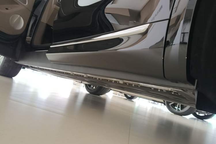 Used Hima AITO M8 2025 Model Pure Electric Max+ Five-Seat Long-Range Version Left Side Sill