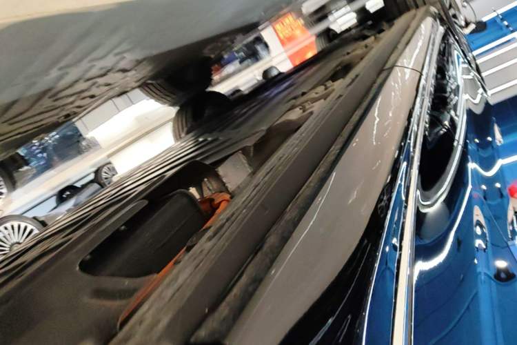Used Hima AITO M8 2025 Extended-Range Max+ Version 53.4 kWh 5-Seater Edition Left Side Sill