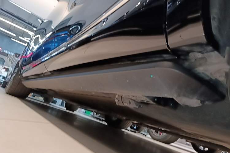 Used Hima AITO M8 2025 Extended-Range Max+ Version 53.4 kWh 5-Seater Edition Left Side Sill