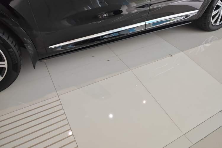 Used Hima AITO M8 2025 Model Pure Electric Ultra Six-Seat Four-Wheel-Drive Version Left Side Sill