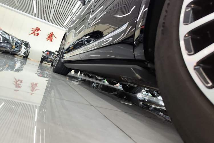 Used Hima AITO M8 2025 Extended-Range Ultra Version 53.4 kWh 6-Seater Edition Left Side Sill