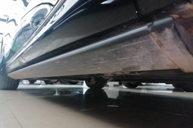Used Hima AITO M8 2025 Extended-Range Max+ Version 53.4 kWh 5-Seater Edition Left Side Sill