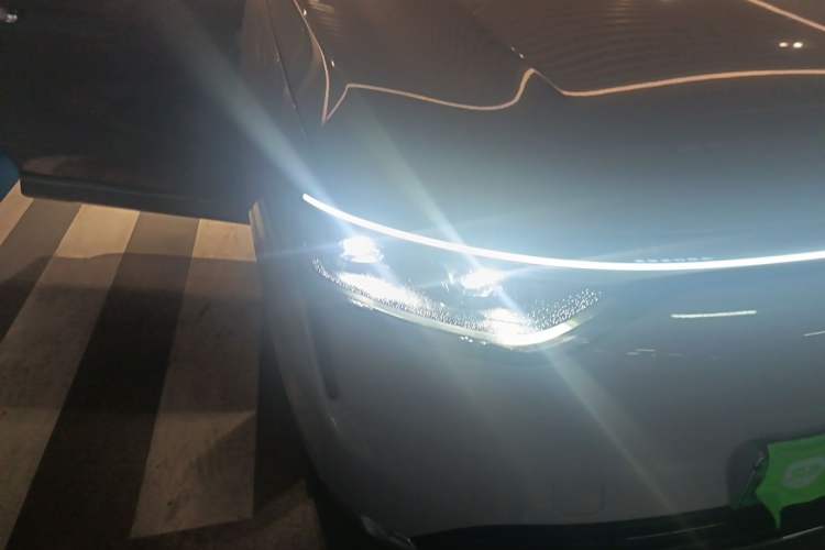 Used Hima AITO M8 2025 Extended-Range Max+ Version 53.4 kWh 5-Seater Edition Right Front Headlight