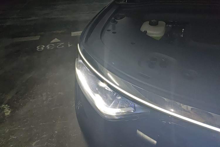 Used Hima AITO M8 2025 Extended-Range Max+ Version 53.4 kWh 6-Seater Edition Right Front Headlight