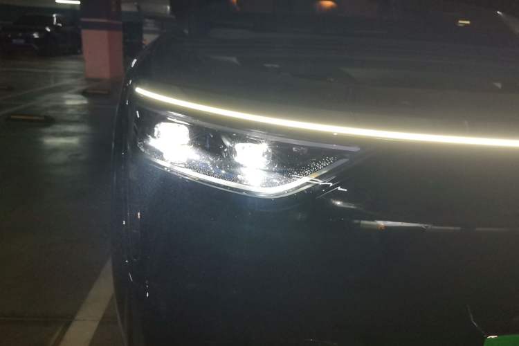 Used Hima AITO M8 2025 Extended-Range Max+ Version 53.4 kWh 6-Seater Edition Right Front Headlight
