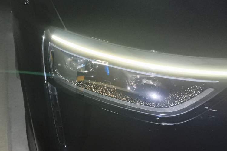 Used Hima AITO M8 2025 Extended-Range Max+ Version 53.4 kWh 6-Seater Edition Right Front Headlight