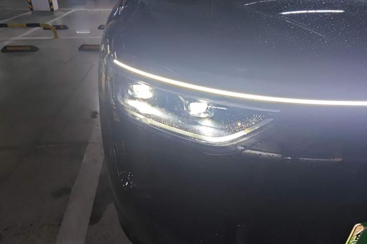 Used Hima AITO M8 2025 Extended-Range Max+ Version 53.4 kWh 5-Seater Edition Right Front Headlight