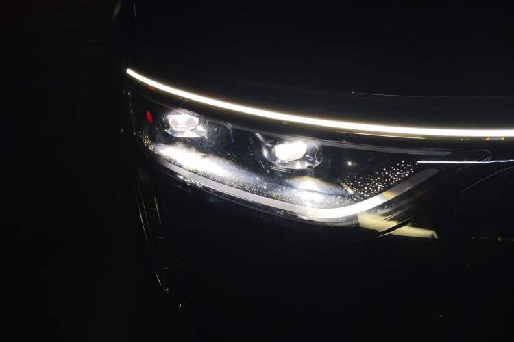 Used Hima AITO M8 2025 Extended-Range Max+ Version 53.4 kWh 6-Seater Edition Right Front Headlight