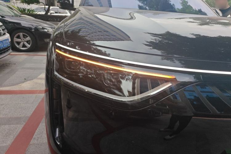 Used Hima AITO M8 2025 Extended-Range Ultra Version 53.4 kWh 6-Seater Edition Right Front Headlight