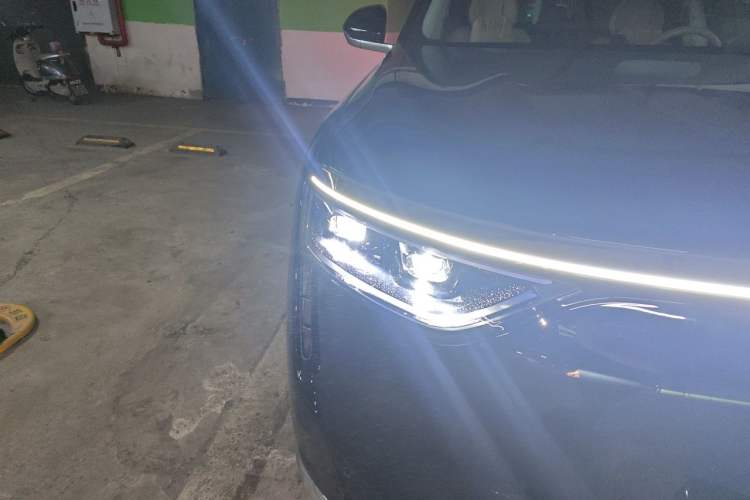 Used Hima AITO M8 2025 Extended-Range Max+ Version 53.4 kWh 6-Seater Edition Right Front Headlight
