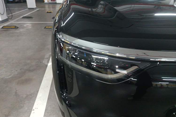 Used Hima AITO M8 2025 Model Pure Electric Ultra Six-Seat Four-Wheel-Drive Version Right Front Headlight