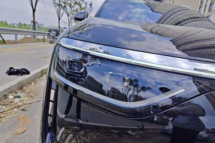 Used Hima AITO M8 2025 Model Range-Extender Max Edition 53.4 kWh, 5-seat version (896-line LiDAR) Right Front Headlight