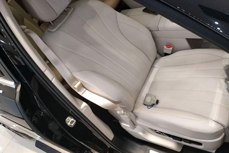 Used Hima AITO M8 2025 Model Pure Electric Max+ Six-Seat Four-Wheel-Drive Version Right Front Seat