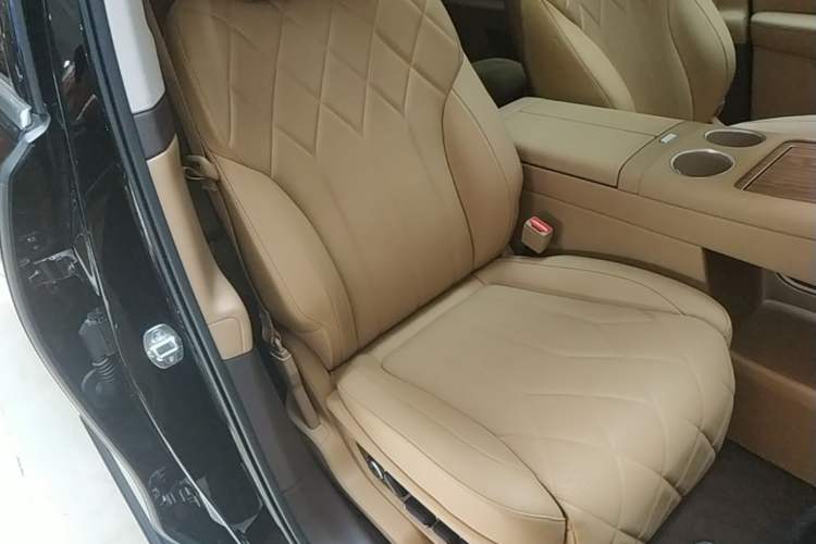 Used Hima AITO M8 2025 Extended-Range Ultra Version 53.4 kWh 6-Seater Edition Right Front Seat