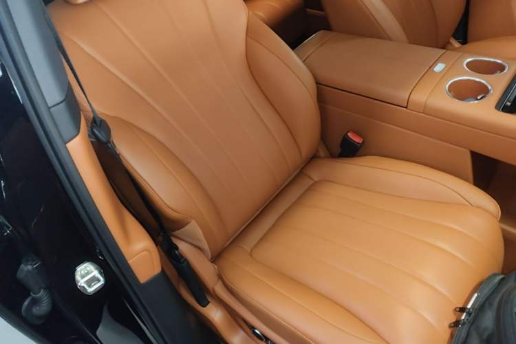 Used Hima AITO M8 2025 Extended-Range Max+ Version 53.4 kWh 5-Seater Edition Right Front Seat
