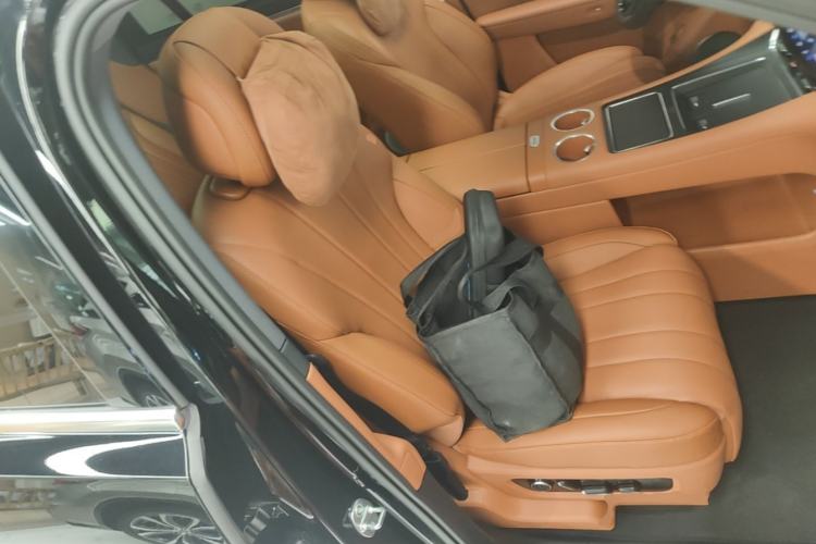 Used Hima AITO M8 2025 Extended-Range Max+ Version 53.4 kWh 5-Seater Edition Right Front Seat
