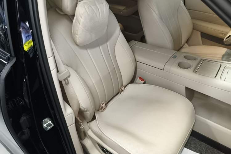 Used Hima AITO M8 2025 Model Pure Electric Max+ Five-Seat Long-Range Version Right Front Seat