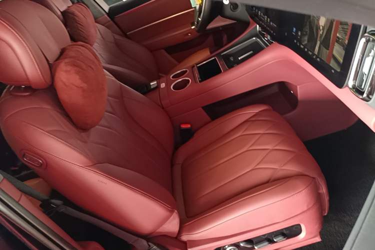 Used Hima AITO M8 2025 Extended-Range Max+ Version 53.4 kWh 6-Seater Edition Right Front Seat