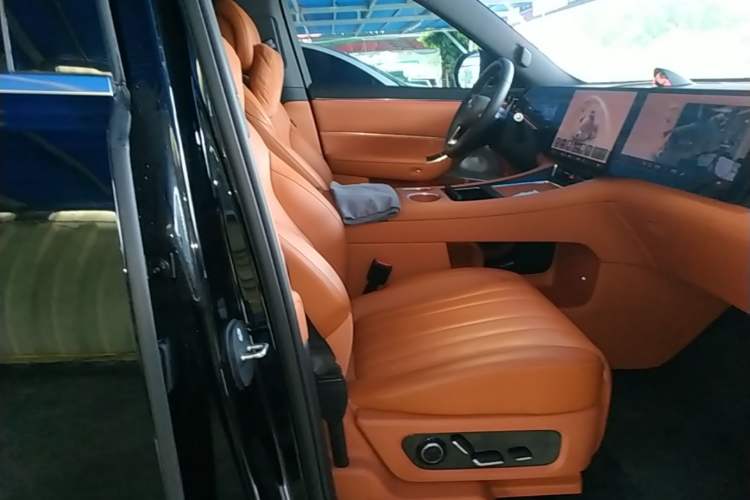 Used Hima AITO M8 2025 Extended-Range Max+ Version 53.4 kWh 6-Seater Edition Right Front Seat