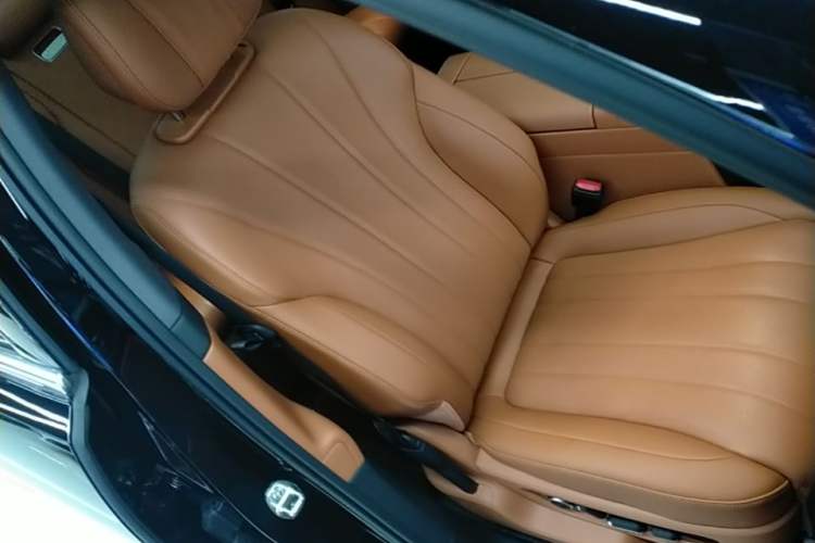 Used Hima AITO M8 2025 Extended-Range Max+ Version 53.4 kWh 5-Seater Edition Right Front Seat