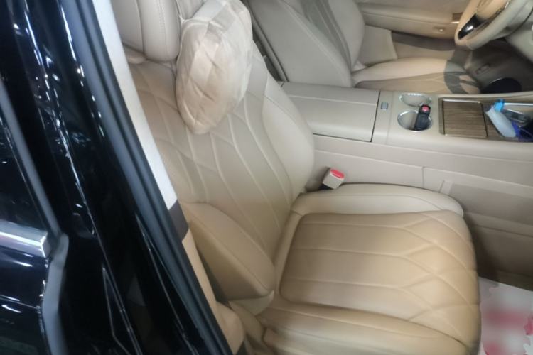Used Hima AITO M8 2025 Extended-Range Max+ Version 53.4 kWh 6-Seater Edition Right Front Seat