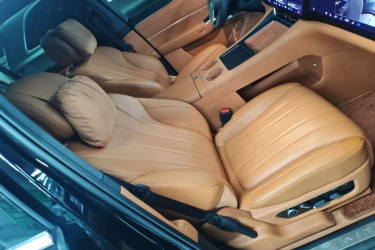 Used Hima AITO M8 2025 Extended-Range Max+ Version 53.4 kWh 6-Seater Edition Right Front Seat