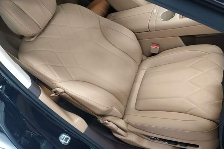 Used Hima AITO M8 2025 Extended-Range Ultra Version 53.4 kWh 6-Seater Edition Right Front Seat