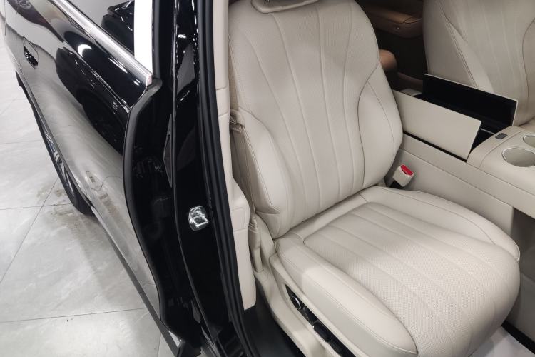Used Hima AITO M8 2025 Extended-Range Max+ Version 53.4 kWh 5-Seater Edition Right Front Seat