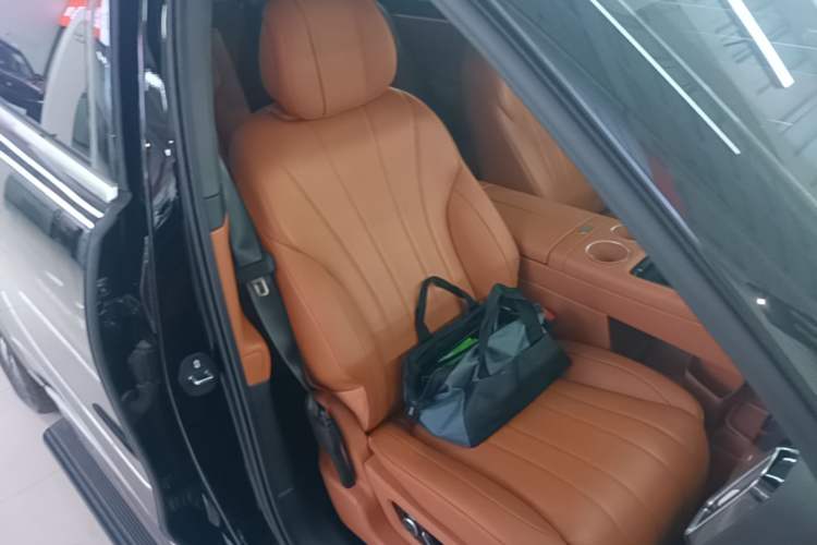 Used Hima AITO M8 2025 Extended-Range Max+ Version 53.4 kWh 6-Seater Edition Right Front Seat