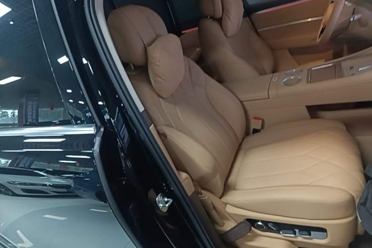 Used Hima AITO M8 2025 Extended-Range Ultra Version 53.4 kWh 6-Seater Edition Right Front Seat