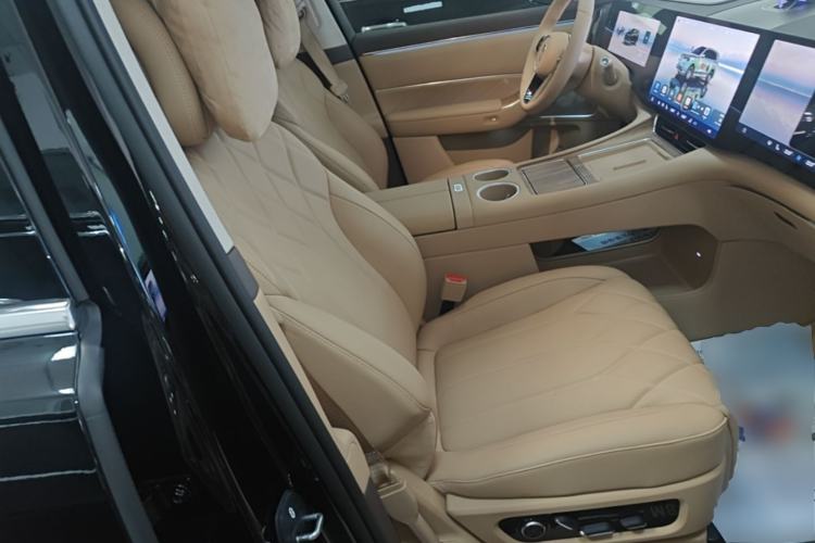 Used Hima AITO M8 2025 Extended-Range Max+ Version 53.4 kWh 6-Seater Edition Right Front Seat