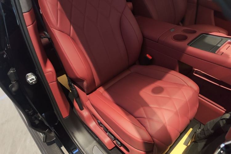 Used Hima AITO M8 2025 Extended-Range Max+ Version 53.4 kWh 5-Seater Edition Right Front Seat
