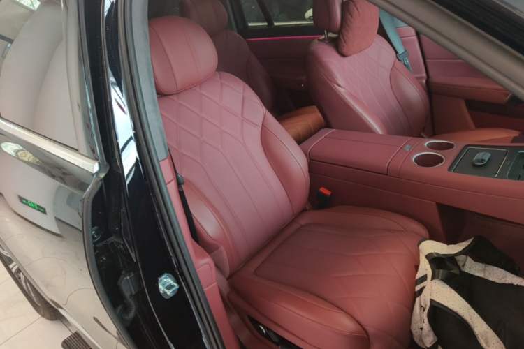 Used Hima AITO M8 2025 Extended-Range Max+ Version 53.4 kWh 6-Seater Edition Right Front Seat