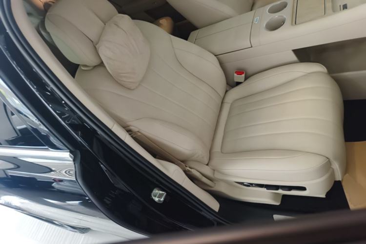 Used Hima AITO M8 2025 Extended-Range Max+ Version 53.4 kWh 6-Seater Edition Right Front Seat
