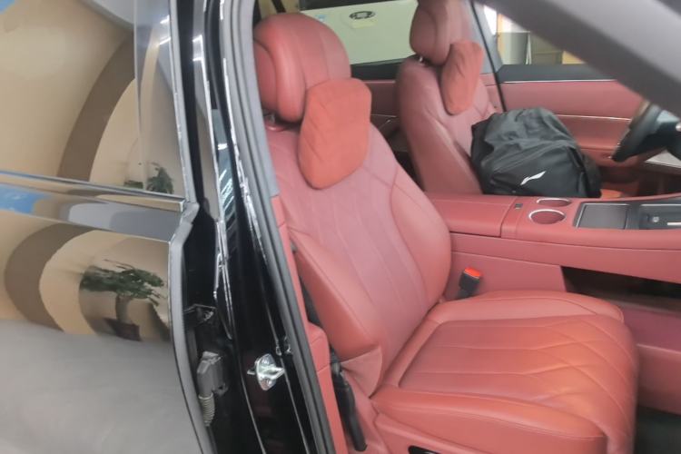 Used Hima AITO M8 2025 Extended-Range Ultra Version 53.4 kWh 5-Seater Edition Right Front Seat