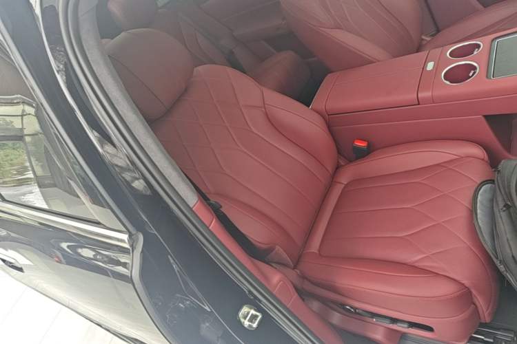 Used Hima AITO M8 2025 Extended-Range Max+ Version 53.4 kWh 5-Seater Edition Right Front Seat