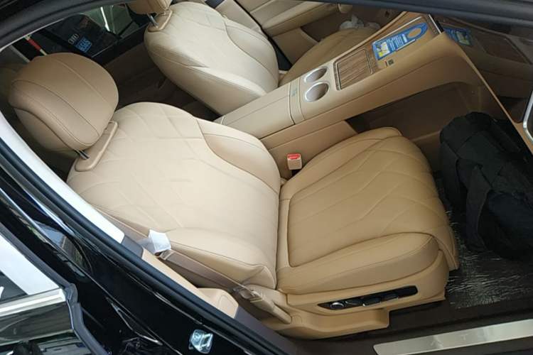 Used Hima AITO M8 2025 Extended-Range Ultra Version 53.4 kWh 6-Seater Edition Right Front Seat