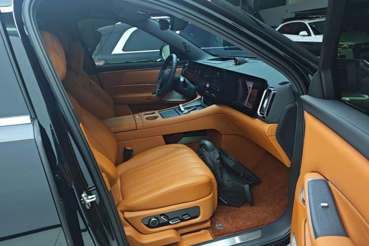 Used Hima AITO M8 2025 Extended-Range Max+ Version 53.4 kWh 6-Seater Edition Right Front Seat