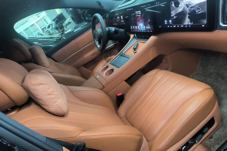 Used Hima AITO M8 2025 Extended-Range Max+ Version 53.4 kWh 6-Seater Edition Right Front Seat