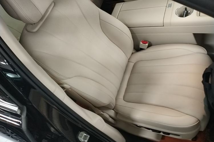 Used Hima AITO M8 2025 Extended-Range Max+ Version 53.4 kWh 5-Seater Edition Right Front Seat