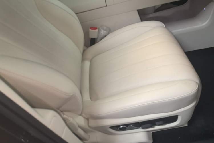 Used Hima AITO M8 2025 Extended-Range Max+ Version 53.4 kWh 5-Seater Edition Right Front Seat