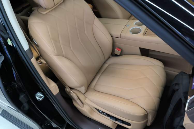 Used Hima AITO M8 2025 Extended-Range Ultra Version 53.4 kWh 6-Seater Edition Right Front Seat
