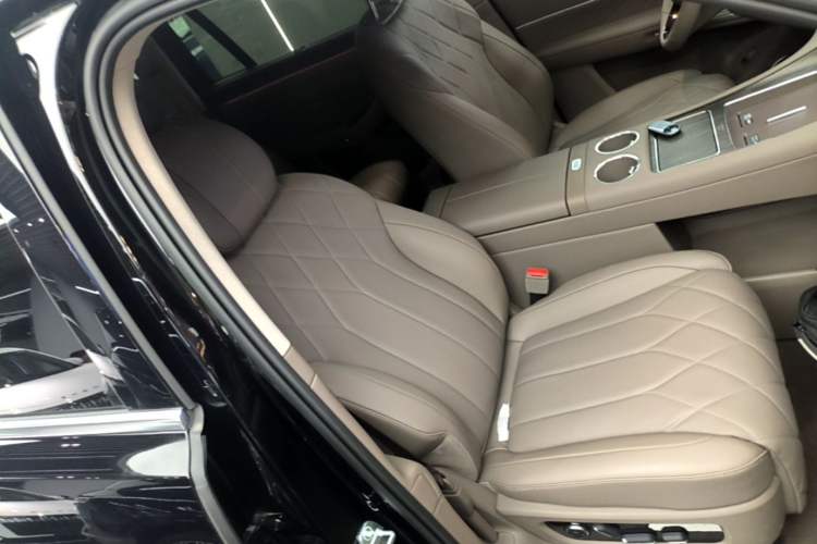 Used Hima AITO M8 2025 Extended-Range Max+ Version 53.4 kWh 6-Seater Edition Right Front Seat