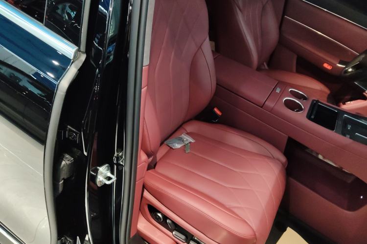Used Hima AITO M8 2025 Extended-Range Max+ Version 53.4 kWh 6-Seater Edition Right Front Seat