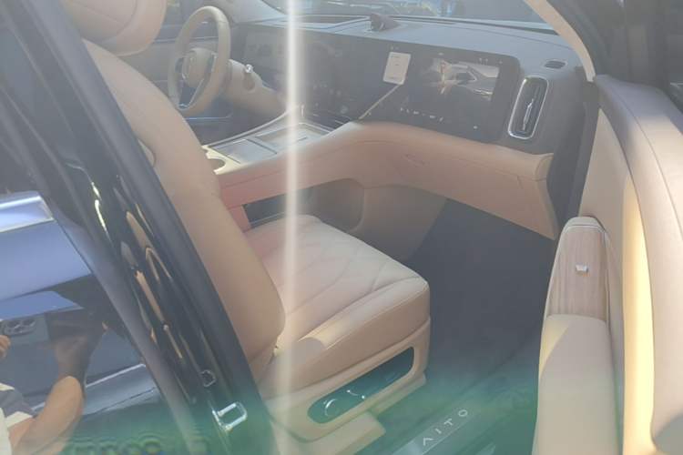 Used Hima AITO M8 2025 Extended-Range Ultra Version 53.4 kWh 5-Seater Edition Right Front Seat