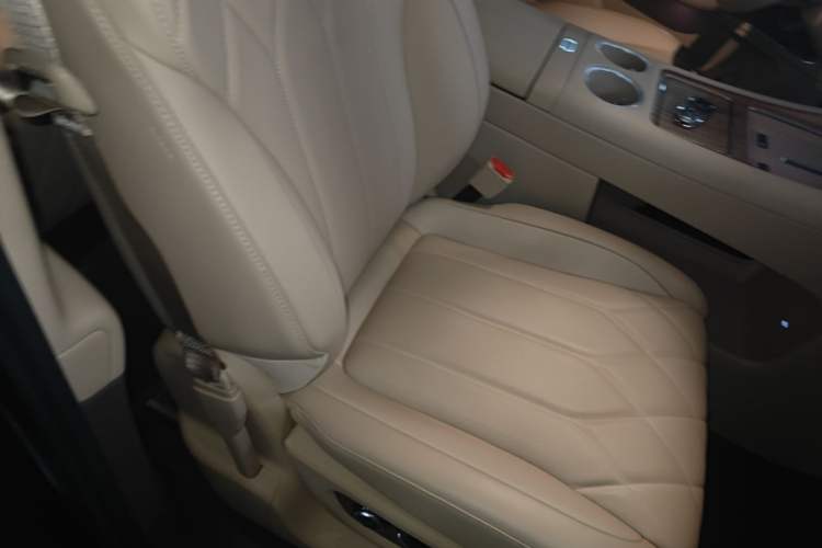 Used Hima AITO M8 2025 Extended-Range Max+ Version 53.4 kWh 6-Seater Edition Right Front Seat
